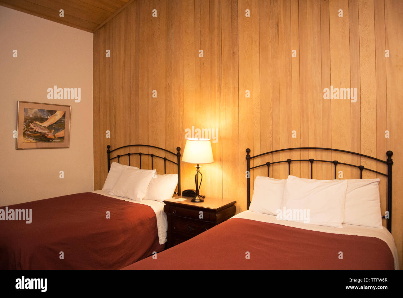 Due letti in un tono caldo vintage camera del motel. Foto Stock