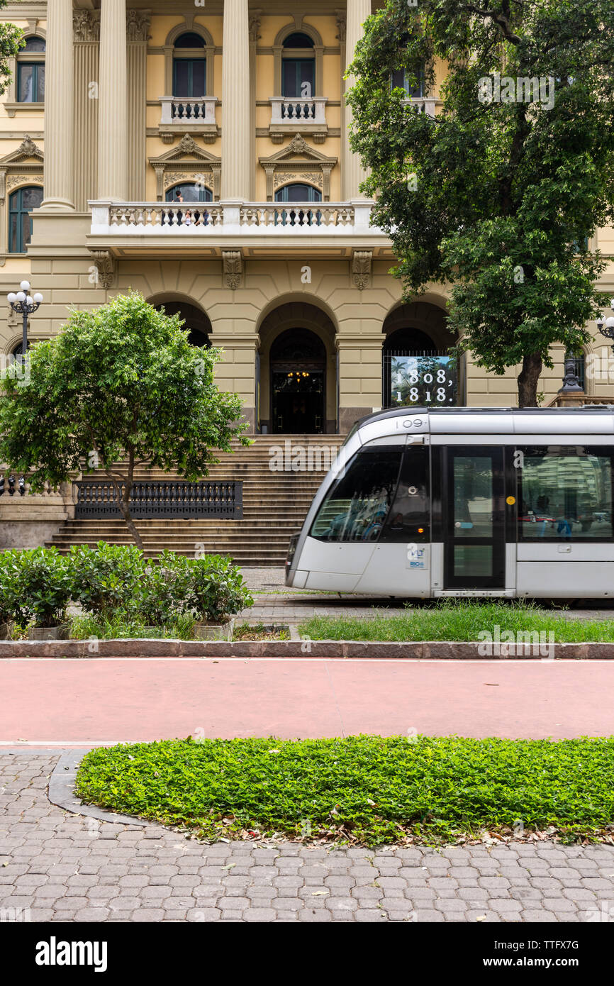 Facciata di edificio della Biblioteca Nazionale con il tram che passa da Foto Stock