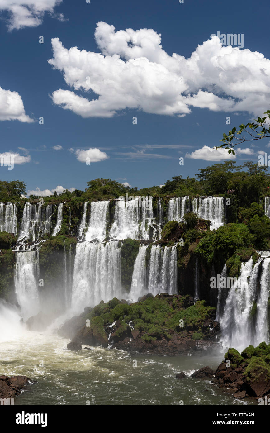 Splendido paesaggio della grande cascata impostato su verde foresta pluviale atlantica Foto Stock