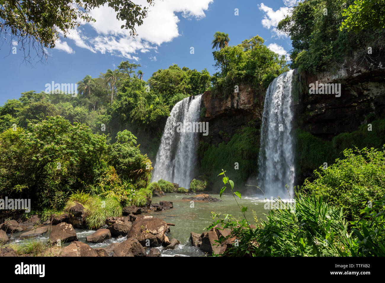 Splendido paesaggio della grande cascata impostato su verde foresta pluviale atlantica Foto Stock