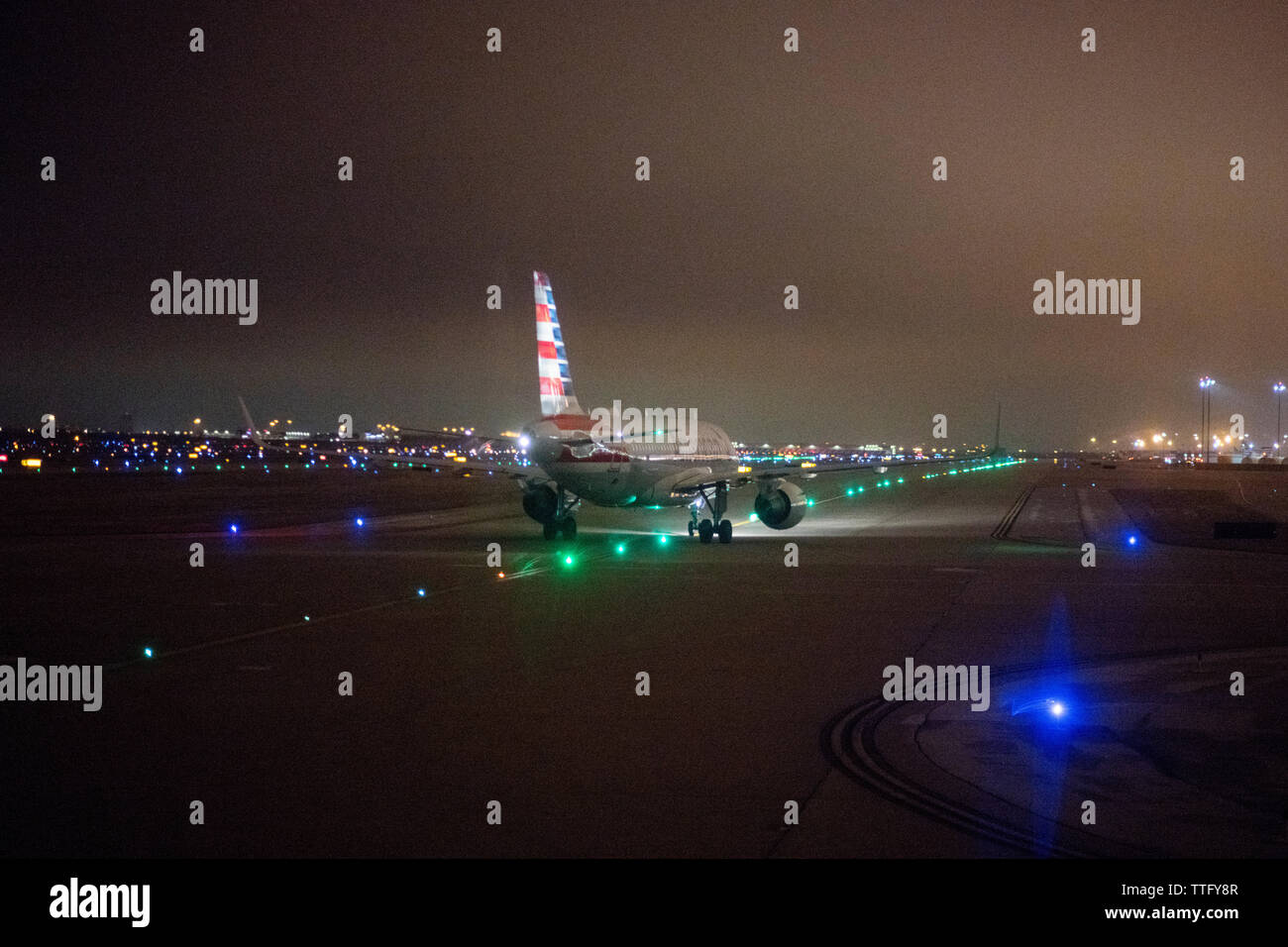 Jet del passeggero rotoli per prendere il via presso l'Aeroporto DFW a Dallas, in Texas. Foto Stock