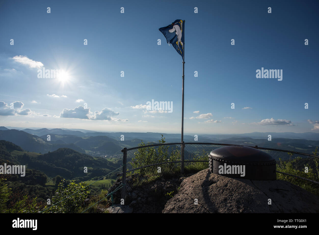 Lauchflue 1042m nel Giura svizzero, con l'Osservatorio militare della prima guerra mondiale. Molto bella area escursionistica con grandi viste. Foto Stock