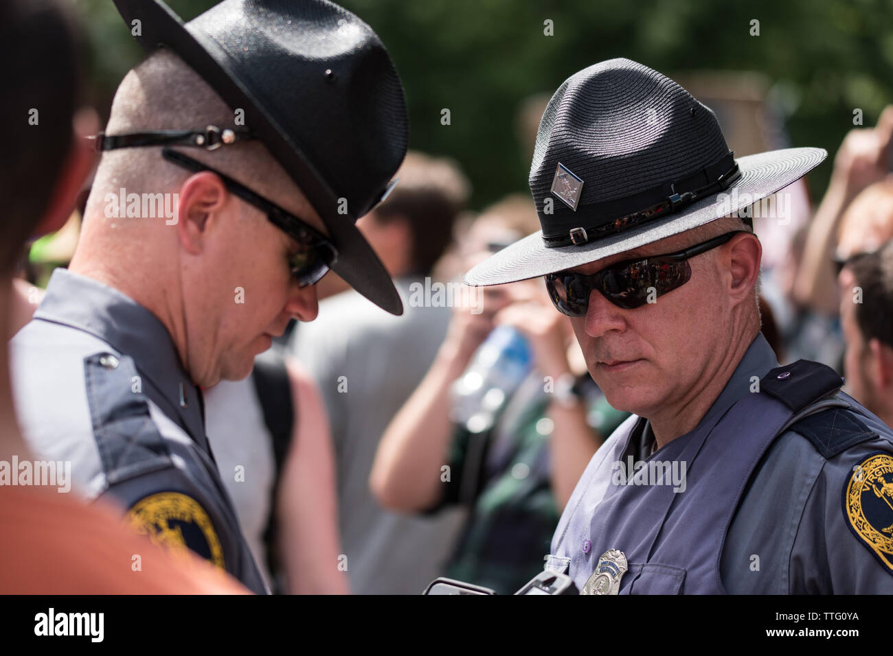Polizia di Stato per fornire sicurezza tra la folla a KKK Rally in pubblico Foto Stock