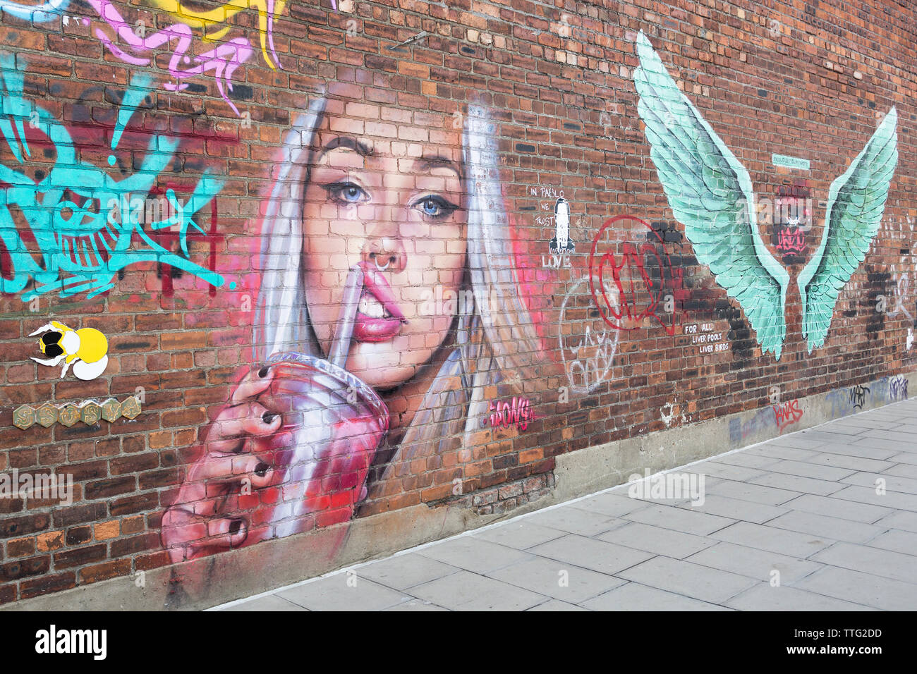 Colorata arte di strada e i graffiti sulla parete, Jamaica Street, Baltic Triangle, Liverpool, Merseyside England, Regno Unito Foto Stock