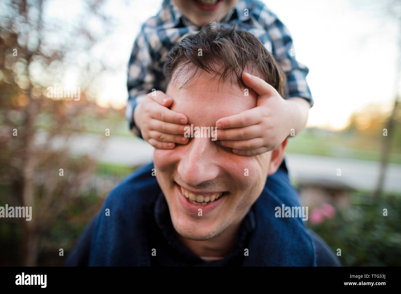 Close-up di uomo con figlio seduti sulle spalle Foto Stock