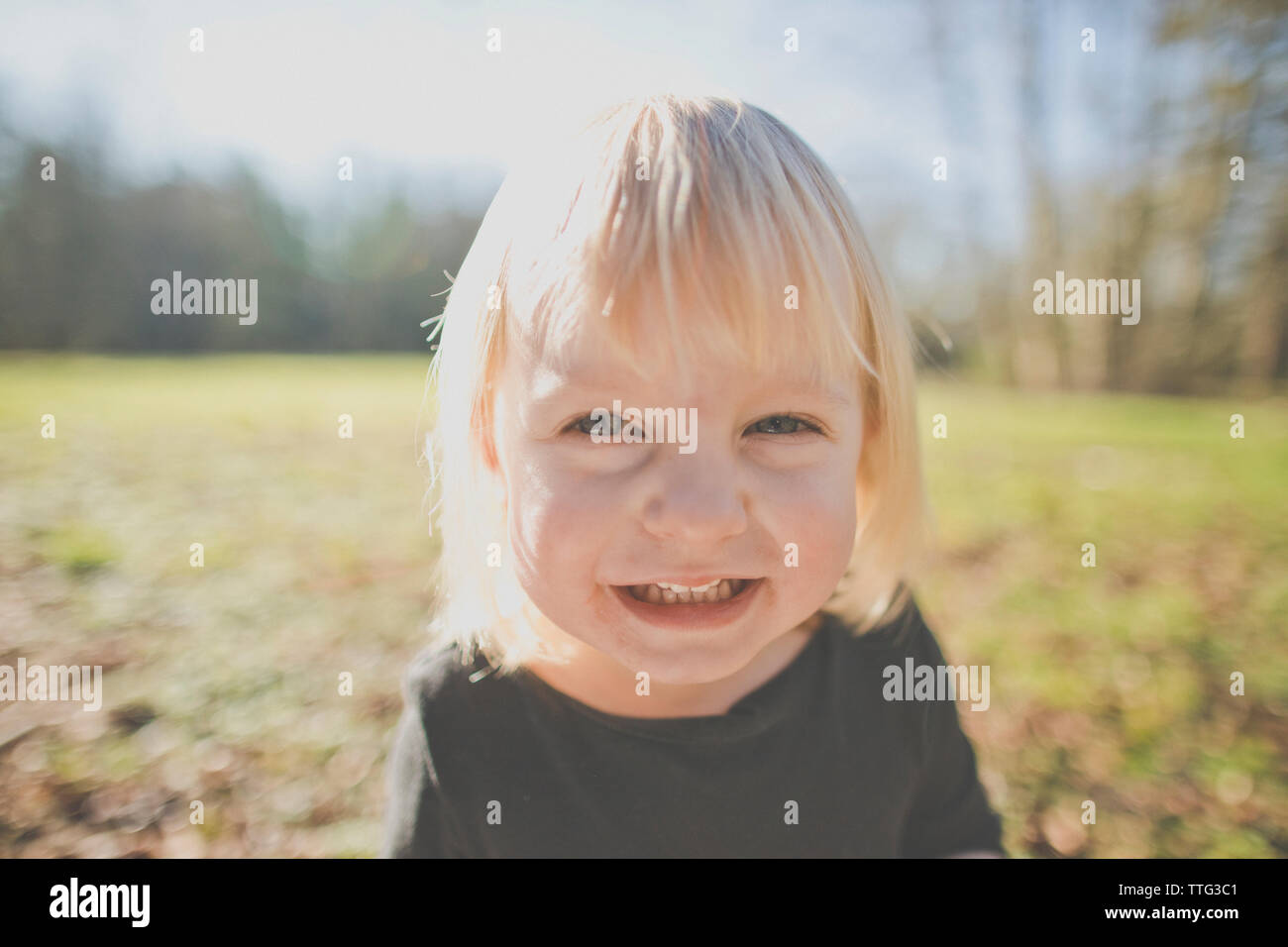 Ritratto di una giovane ragazza sorridente all'aperto Foto Stock