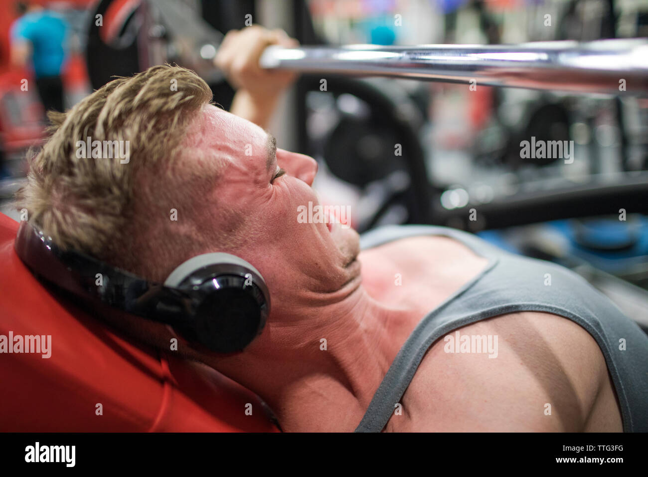 Allestitore spinge i suoi limiti incline bench press in palestra Foto Stock