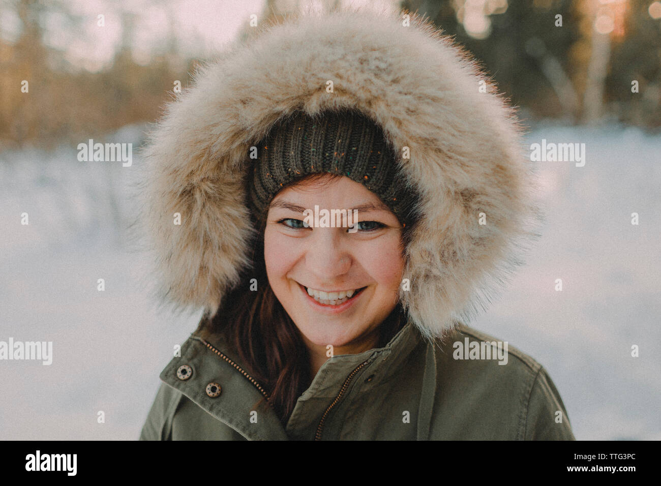 Ritratto di un attraente giovane donna che indossa una giacca invernale. Foto Stock