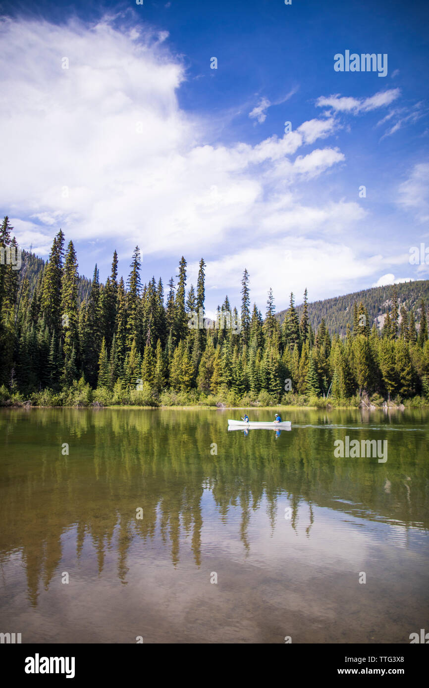 Canottaggio sul Lago di fulmini, British Columbia. Foto Stock