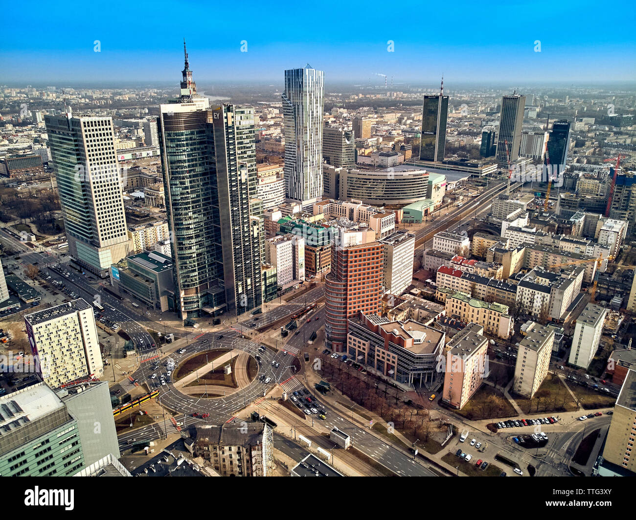 Bellissima vista panoramica antenna fuco vista panorama cityscape di Varsavia città moderna, PKiN e 'Rondo 1' grattacielo ufficio situato al Rondo Onz Foto Stock