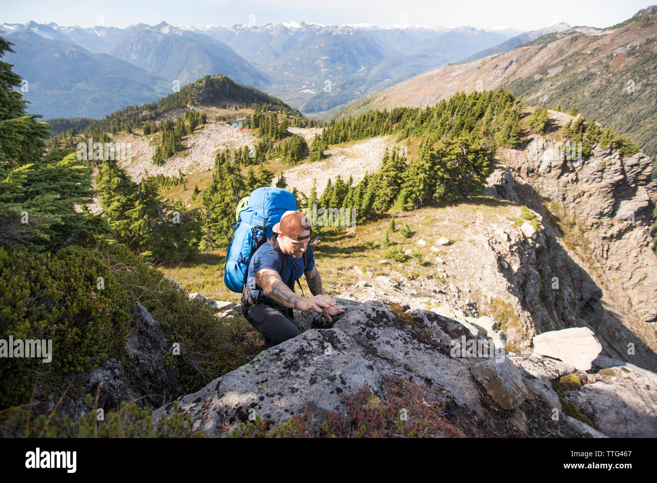 Backpacker risale una montagna cresta in Douglas Mountain Range, BC. Foto Stock