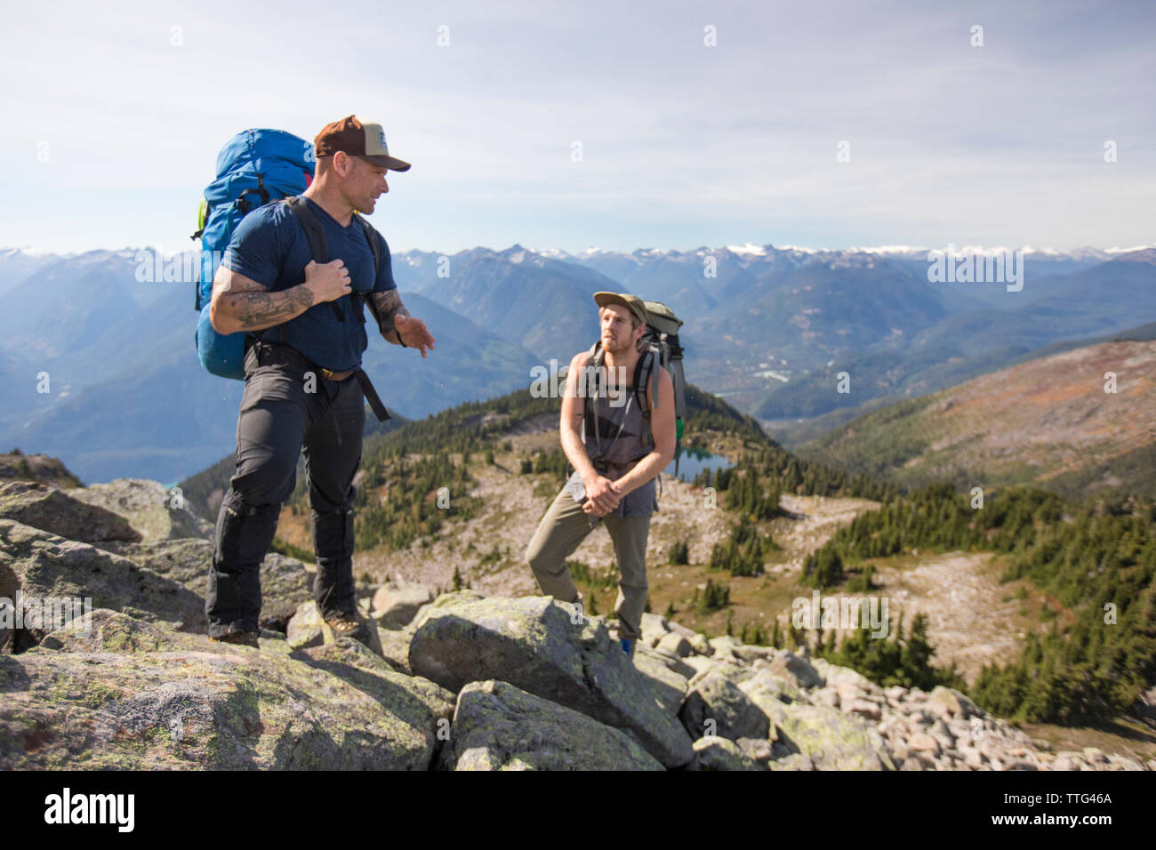 Guida di montagna studente di insegnamento come evitare i pericoli e viaggi sicuri. Foto Stock