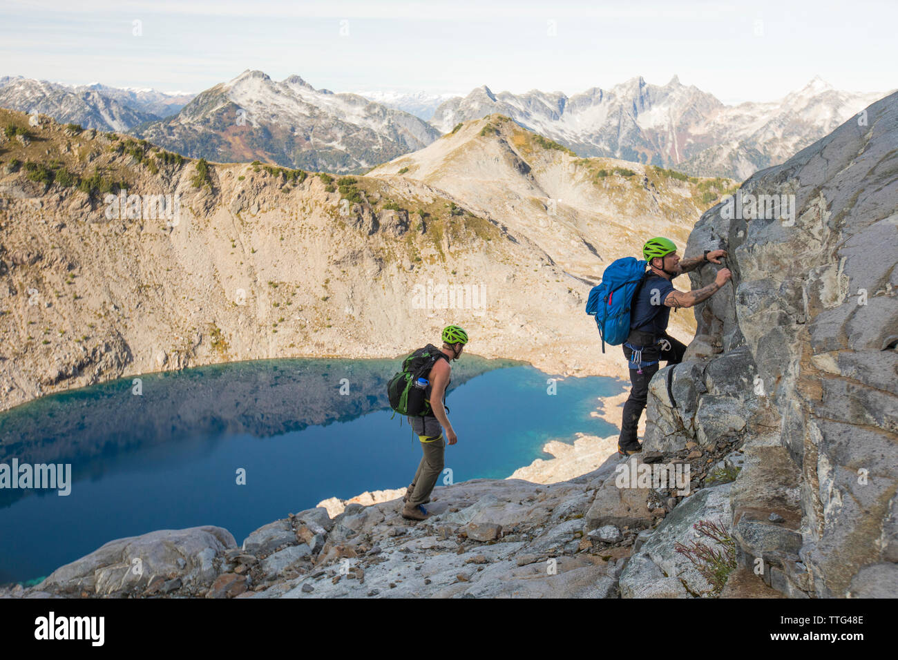 Gli alpinisti scramble una cresta rocciosa sul picco di Douglas, B.C. Foto Stock