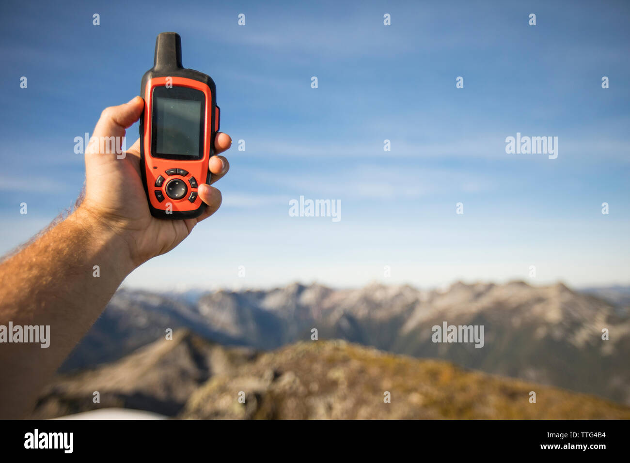 Escursionista tenendo il dispositivo GPS, Douglas picco, British Columbia. Foto Stock