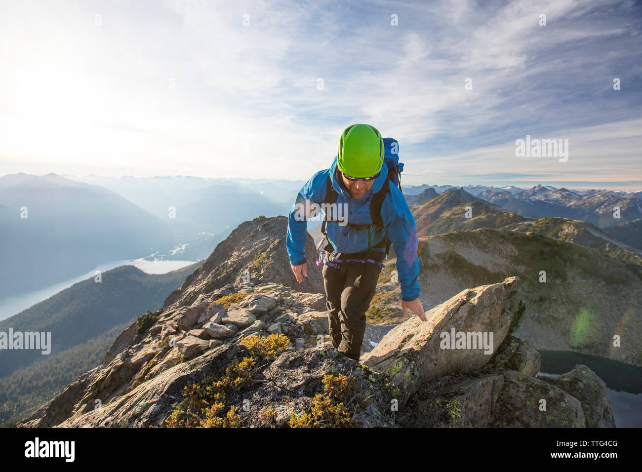 Backpacker codifica attraverso il Rocky Ridge, British Columbia, Canada. Foto Stock