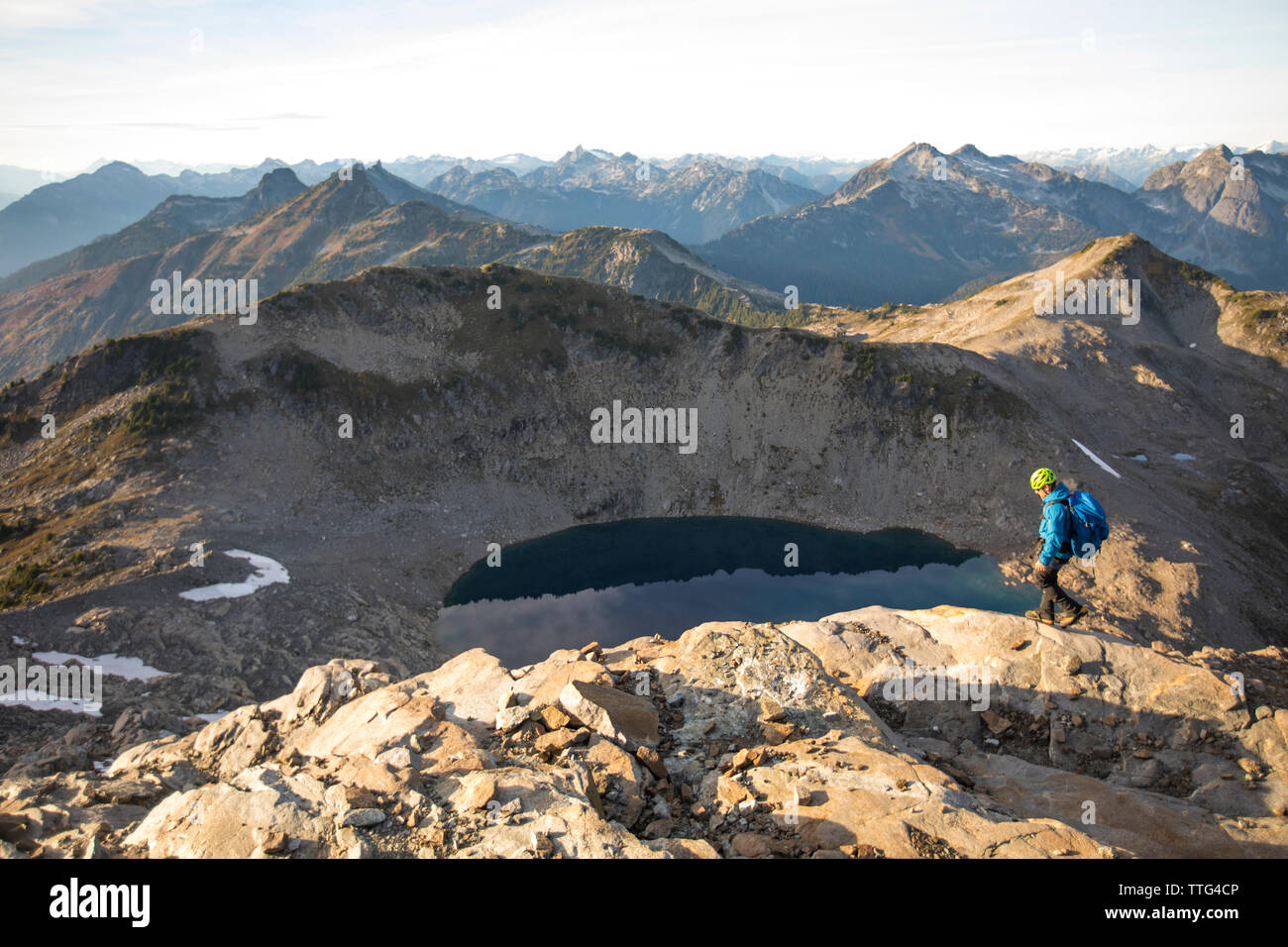 Alpinista escursionismo in Douglas Peak Mountain Range, B.C. Foto Stock