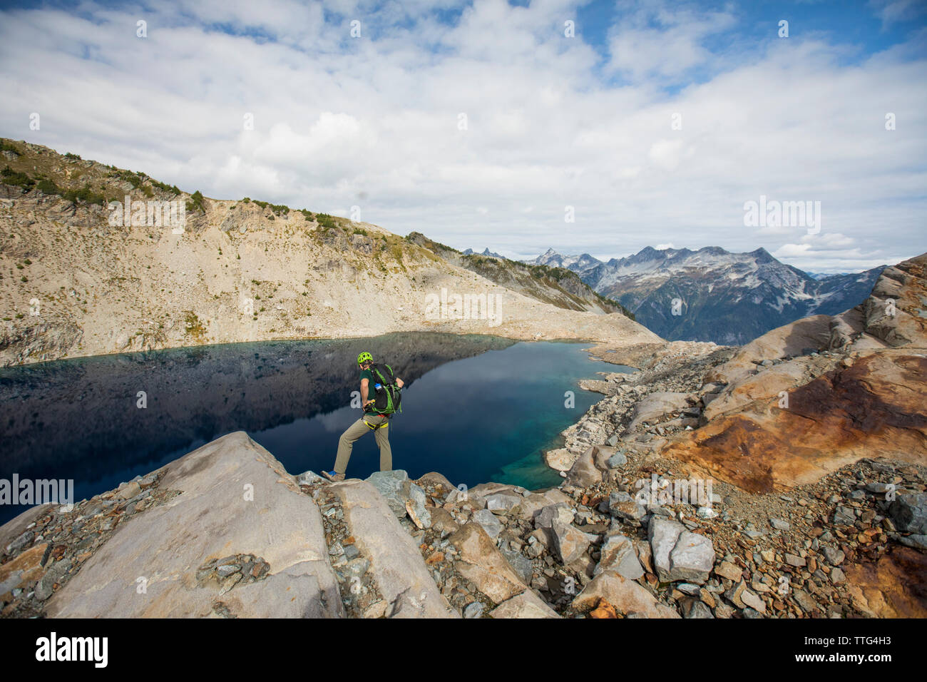 Vista posteriore dei backpacker si erge sopra il lago di circo in B.C., Canada. Foto Stock