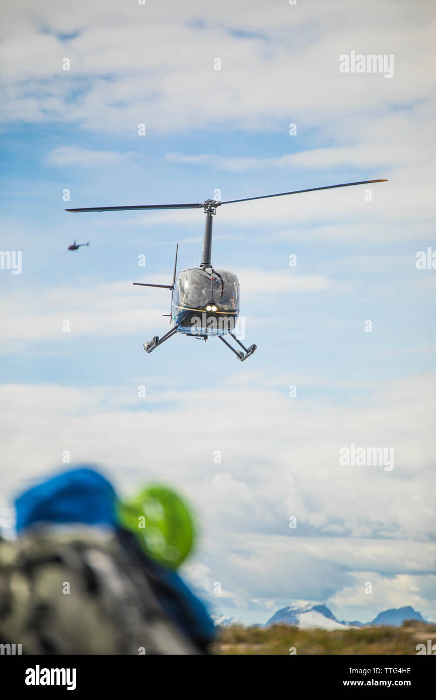 Due elicotteri volare sopra la Costa Mountain Range, B.C., Canada. Foto Stock