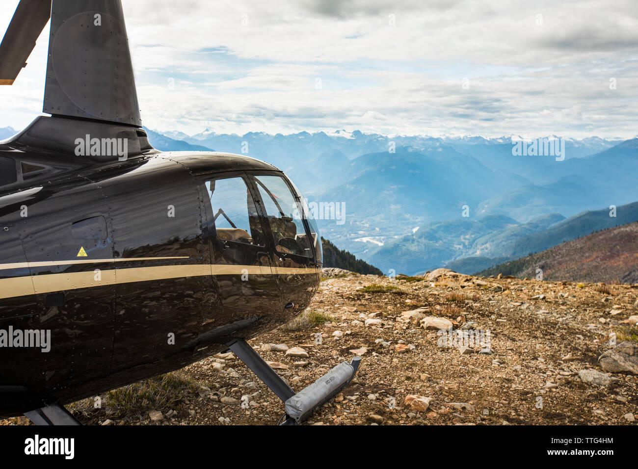 Elicottero parcheggiato sul crinale montuoso, British Columbia, Canada. Foto Stock
