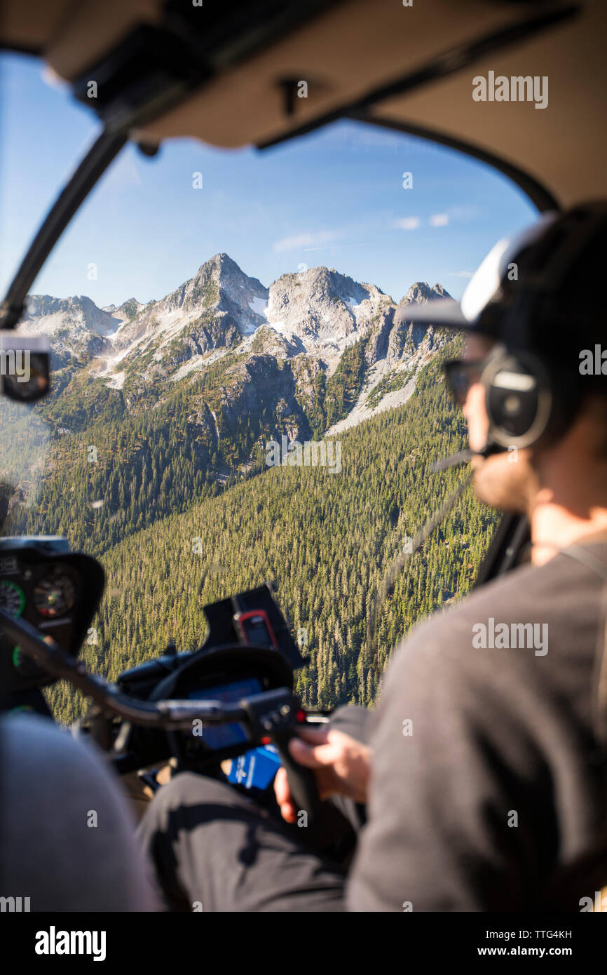 Vista aerea della costa Mountain Range dall'interno di un elicottero. Foto Stock