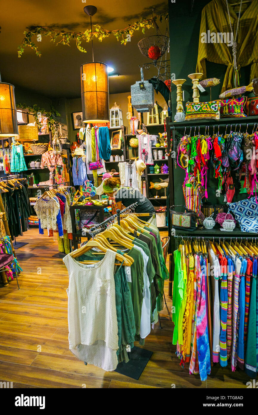 Farah Fashion Shop. Zahara de los Atunes. Costa de la Luz. La provincia di Cadiz Cadice. Andalusia. Andalusia. Spagna. Foto Stock