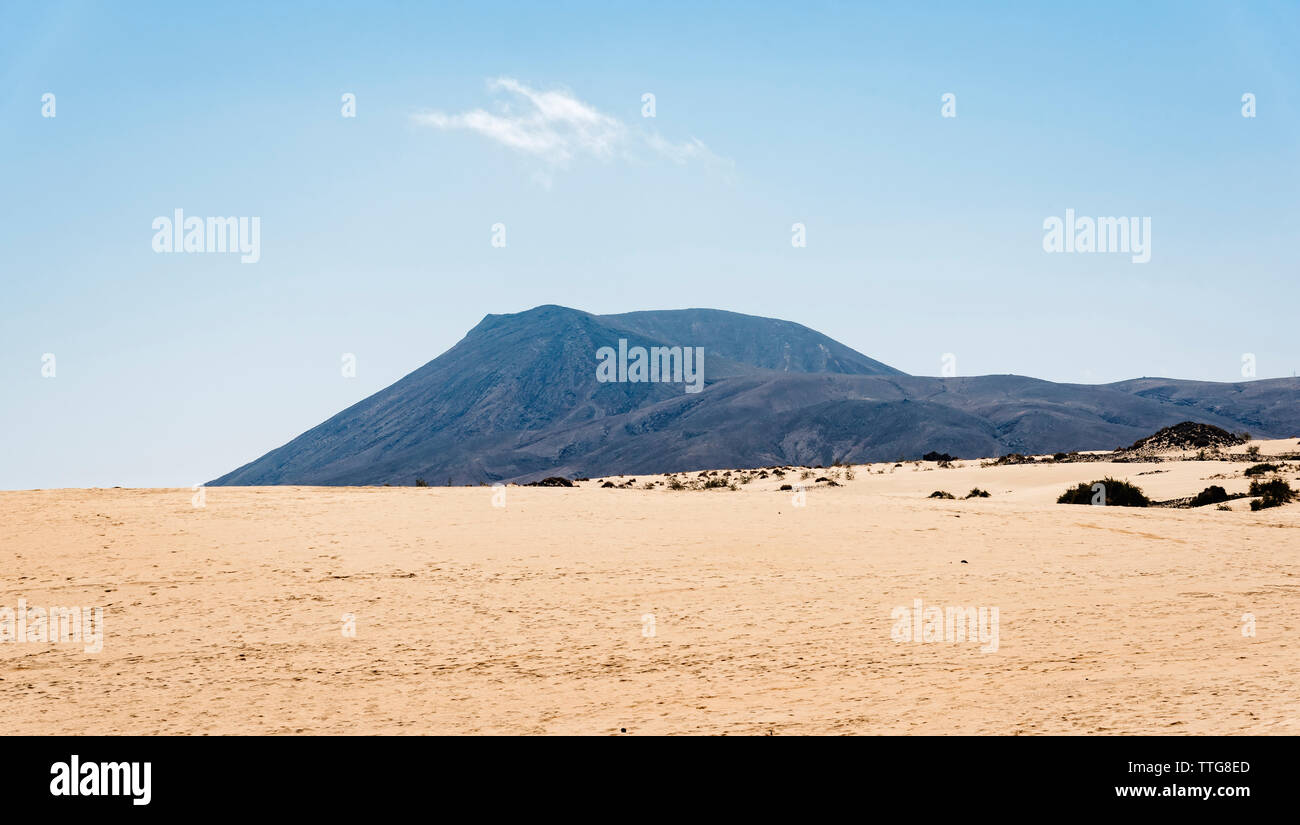 Idillica vista delle montagne di desert contro sky Foto Stock