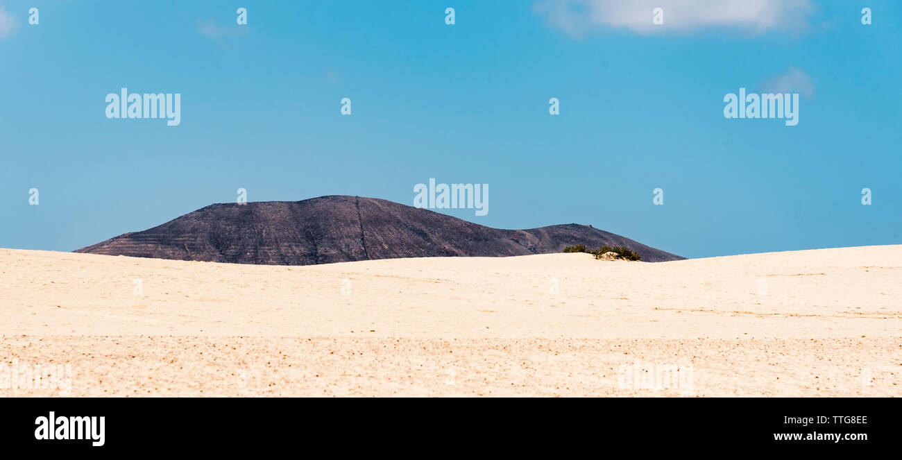 Vista panoramica delle montagne presso il desert contro sky Foto Stock