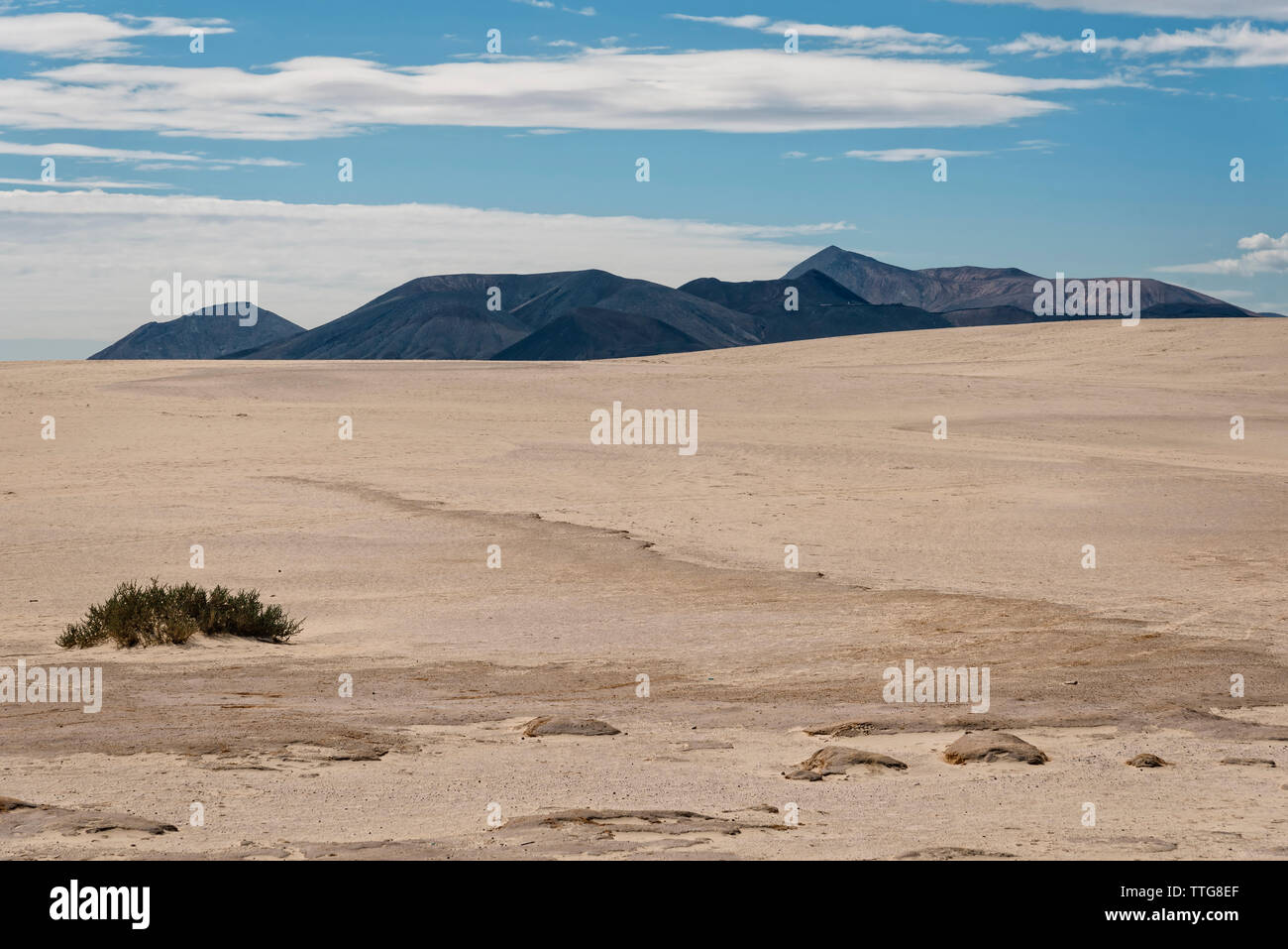 Vista tranquilla della montagna presso il desert contro sky Foto Stock