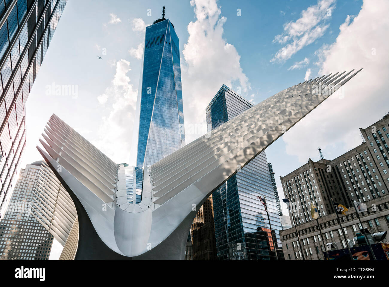 Basso angolo vista del World Trade Center station contro il cielo in città Foto Stock