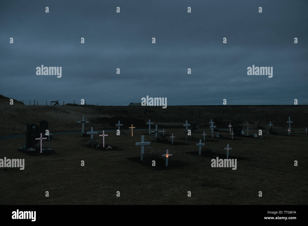 Cimitero Cimitero o con neon attraversa Graves al crepuscolo in Islanda Foto Stock