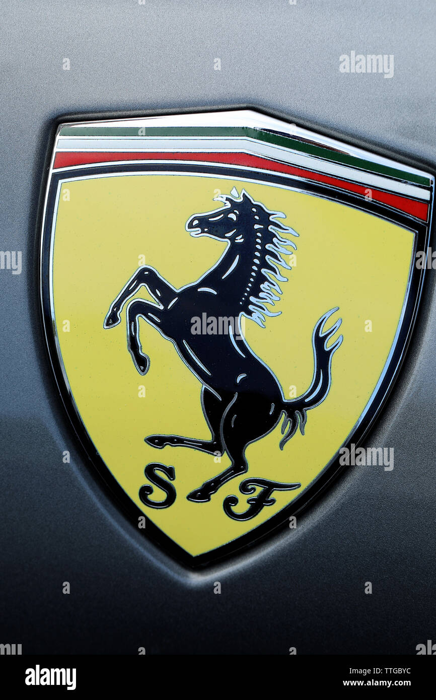 Montecarlo, Monaco - 16 Giugno 2019: Il Cavallino Rampante o Ferrari Cavallino Rampante Badge (Logo) su di un lussuoso Supercar italiana a Montecarlo, Monac Foto Stock