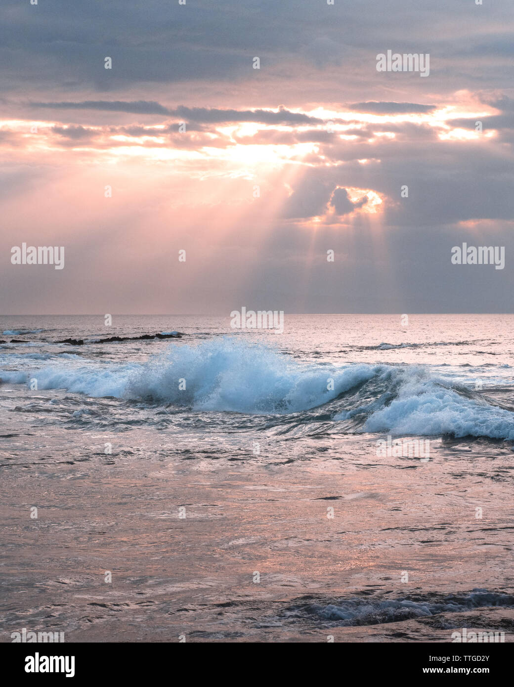 Raggi di sole e grandi onde Foto Stock