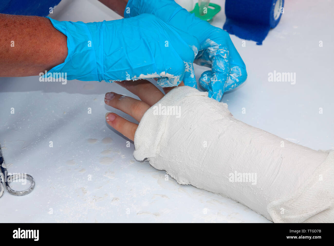 Giovane donna con il gesso sul braccio, stazione di soccorso a Berlino Foto Stock