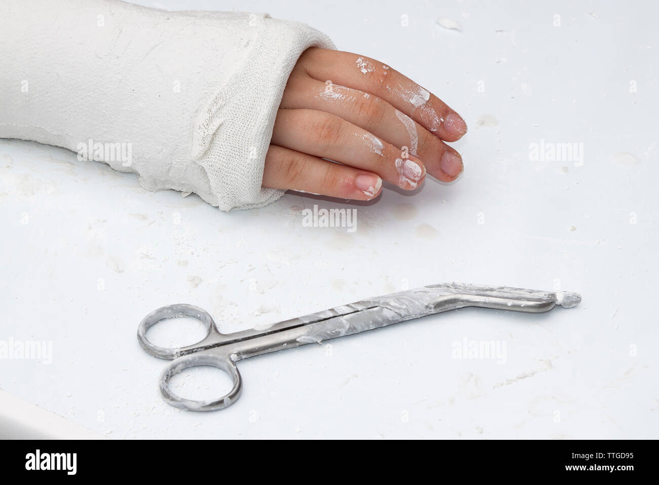 Giovane donna con il gesso sul braccio, stazione di soccorso a Berlino Foto Stock