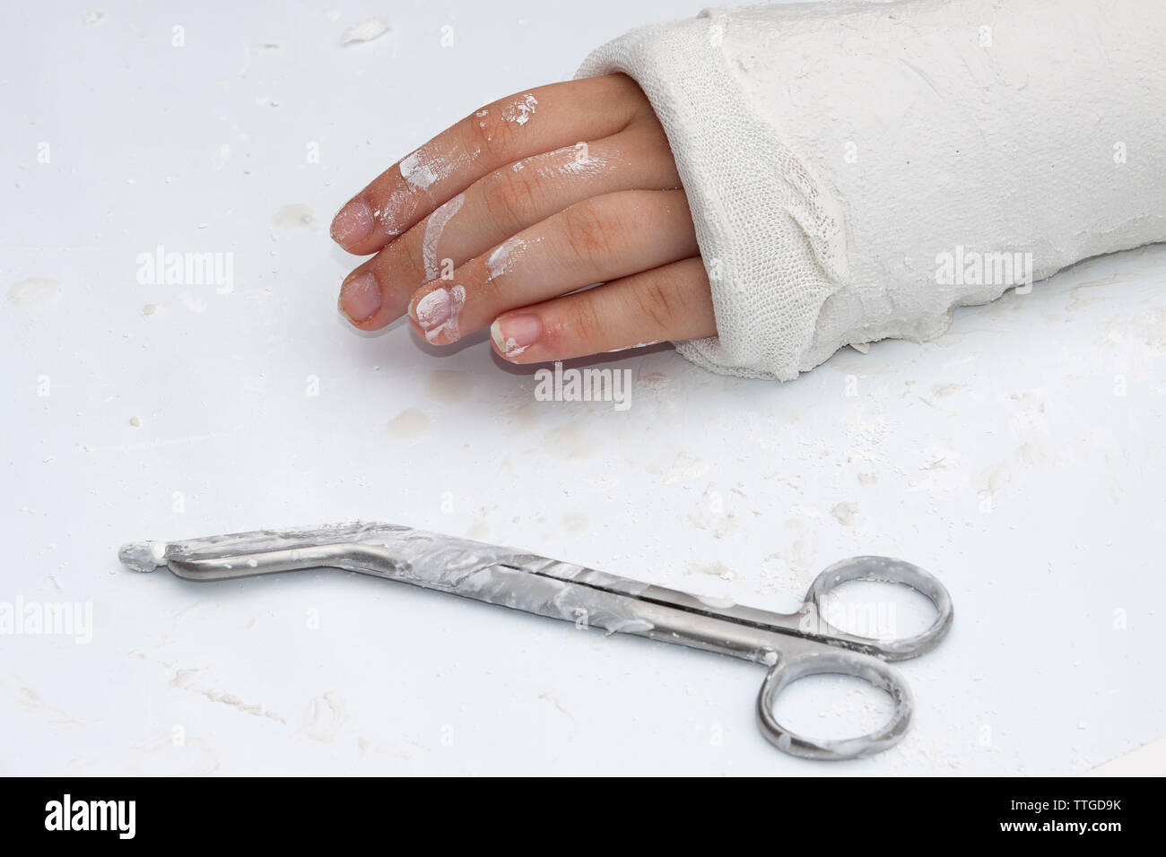 Giovane donna con il gesso sul braccio, stazione di soccorso a Berlino Foto Stock