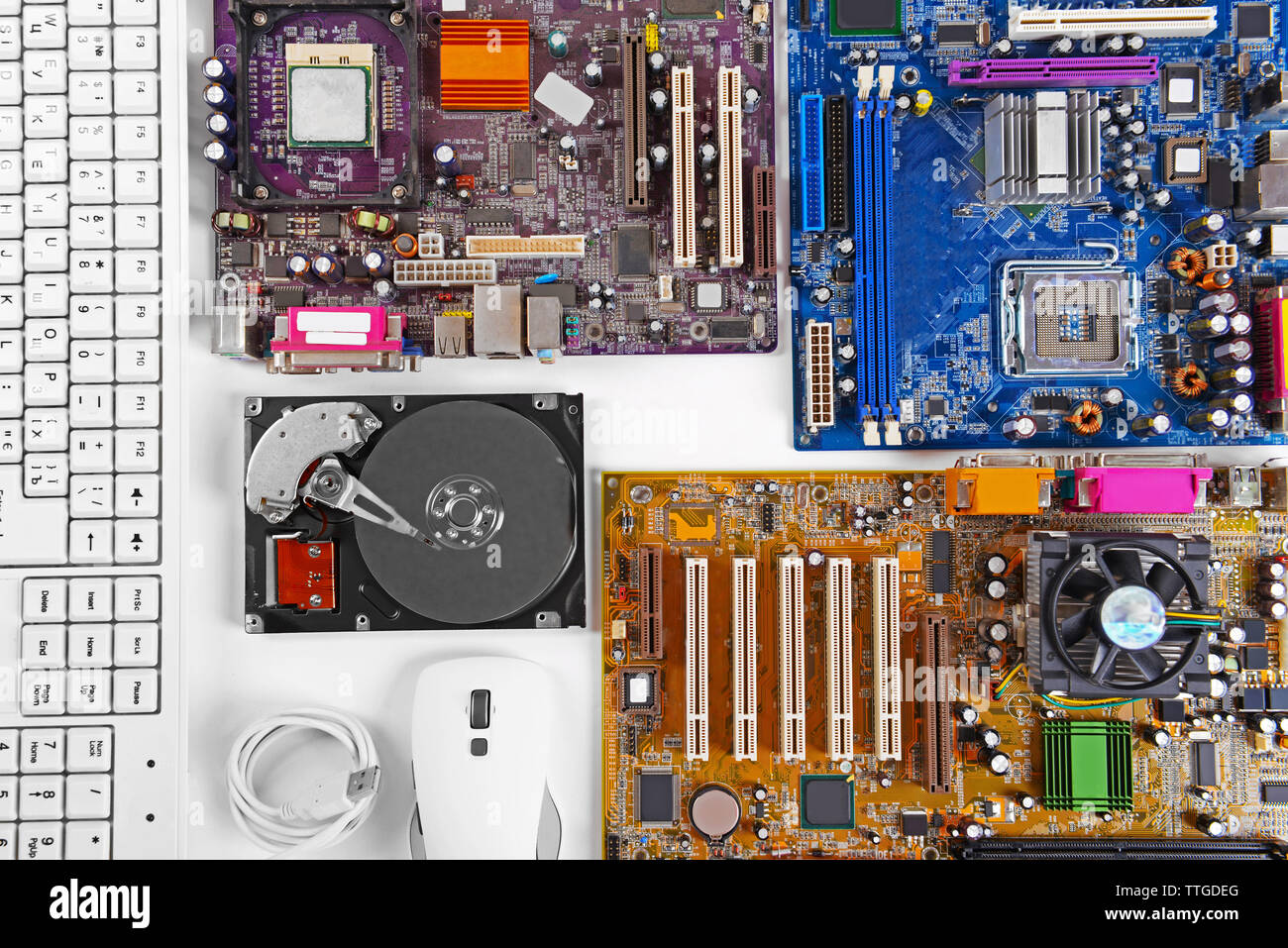 Insieme di parti di un computer su sfondo bianco, primo piano Foto Stock