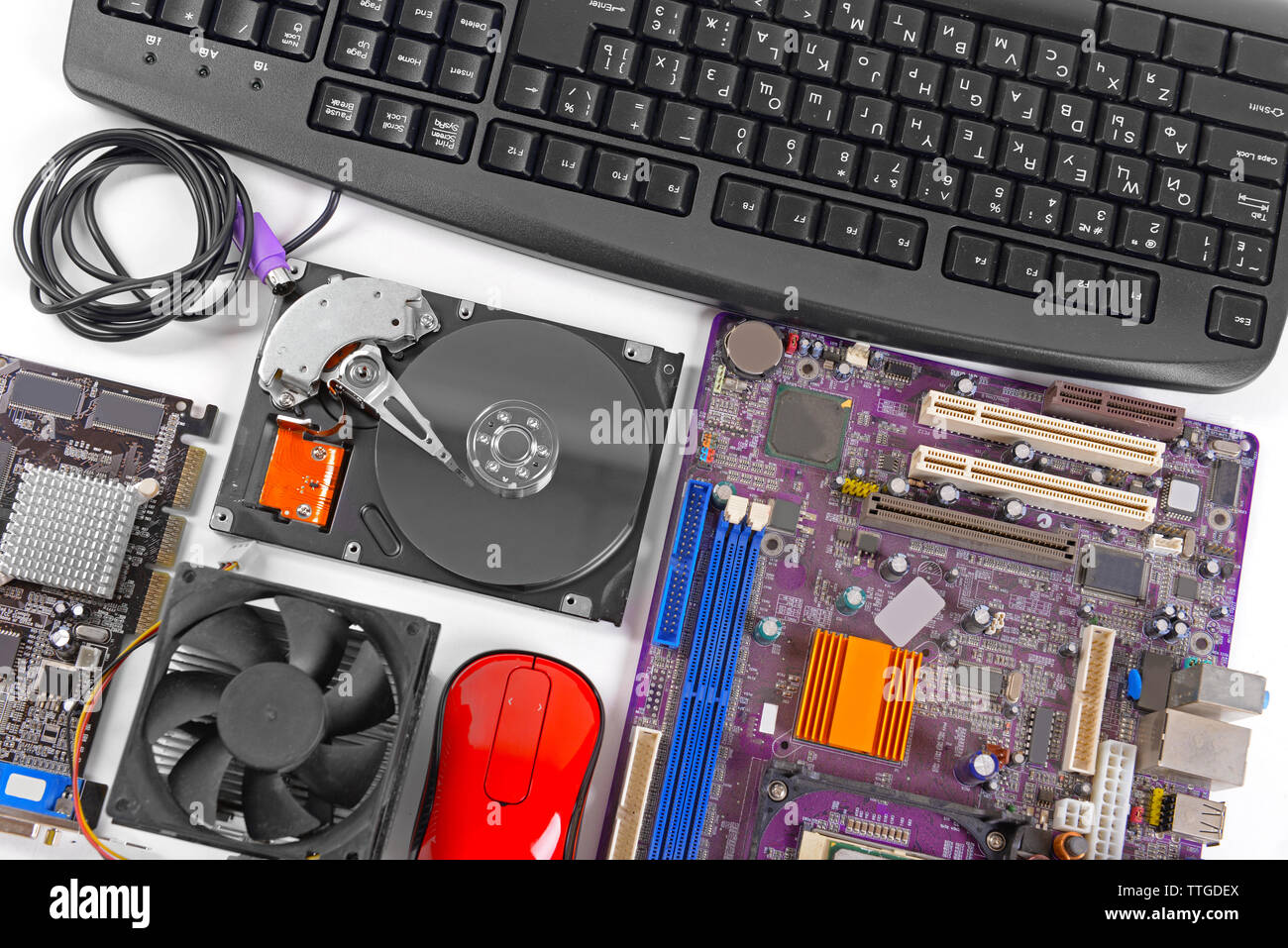 Insieme di parti di un computer su sfondo bianco, primo piano Foto Stock