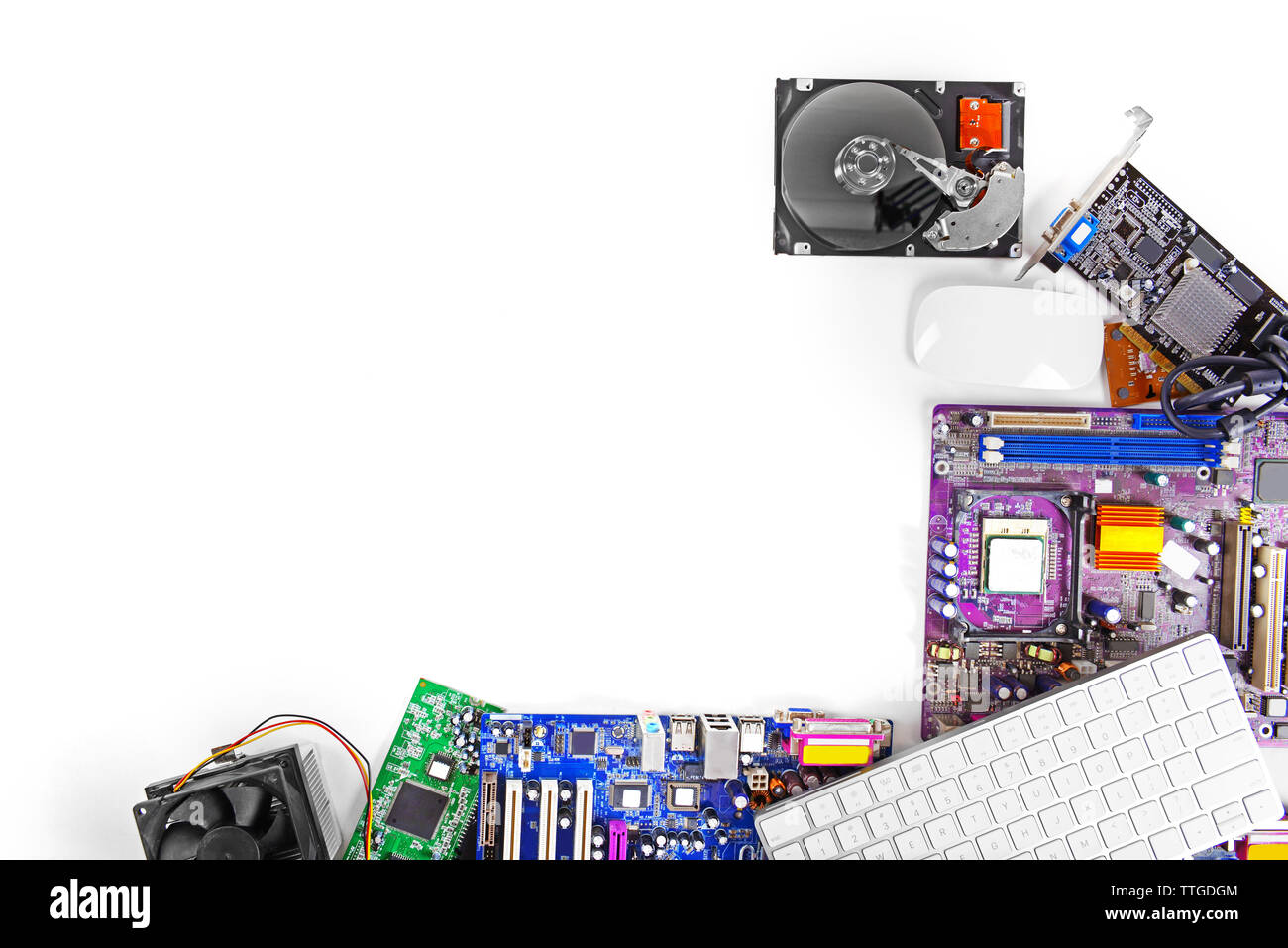 Insieme di parti di un computer isolato su bianco, spazio di copia Foto Stock