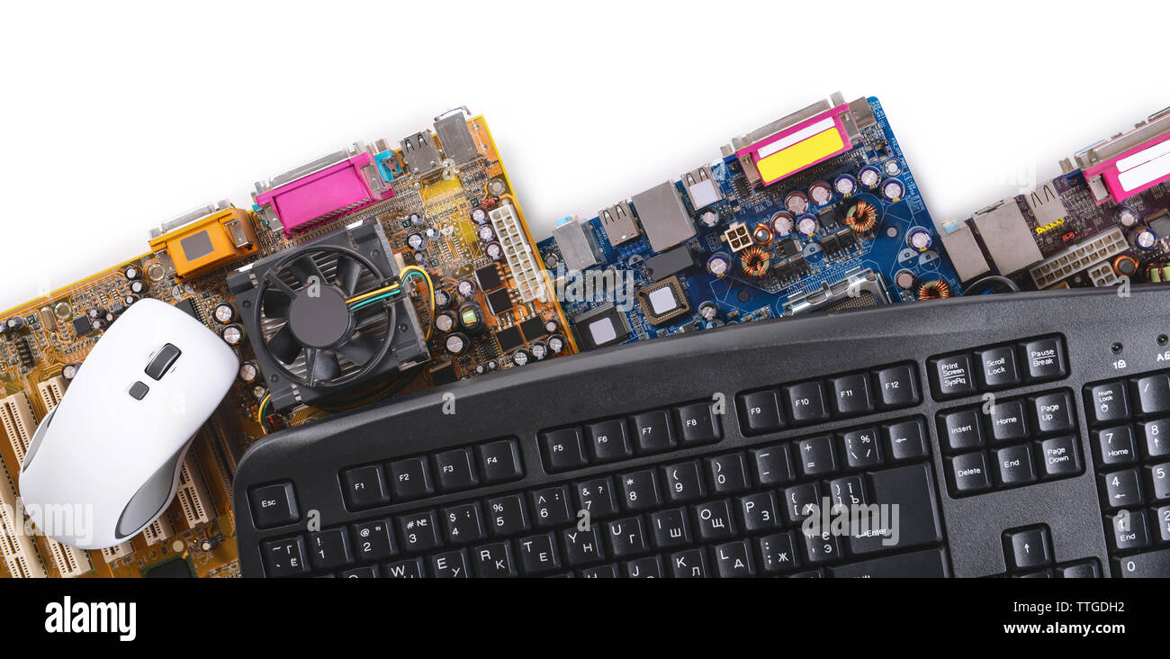 Insieme di parti di un computer isolato su bianco, spazio di copia Foto Stock