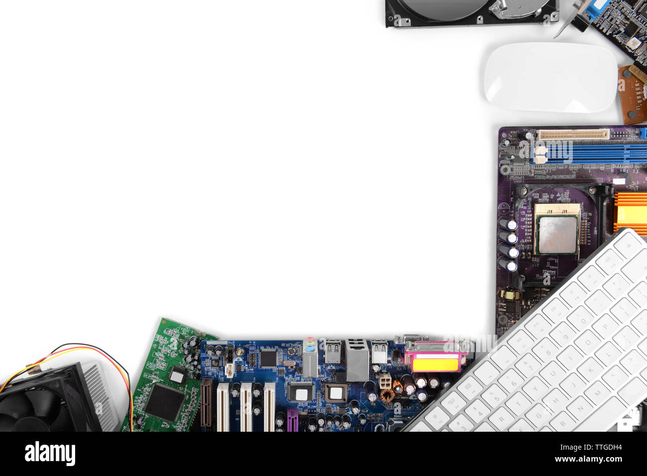 Insieme di parti di un computer isolato su bianco, spazio di copia Foto Stock