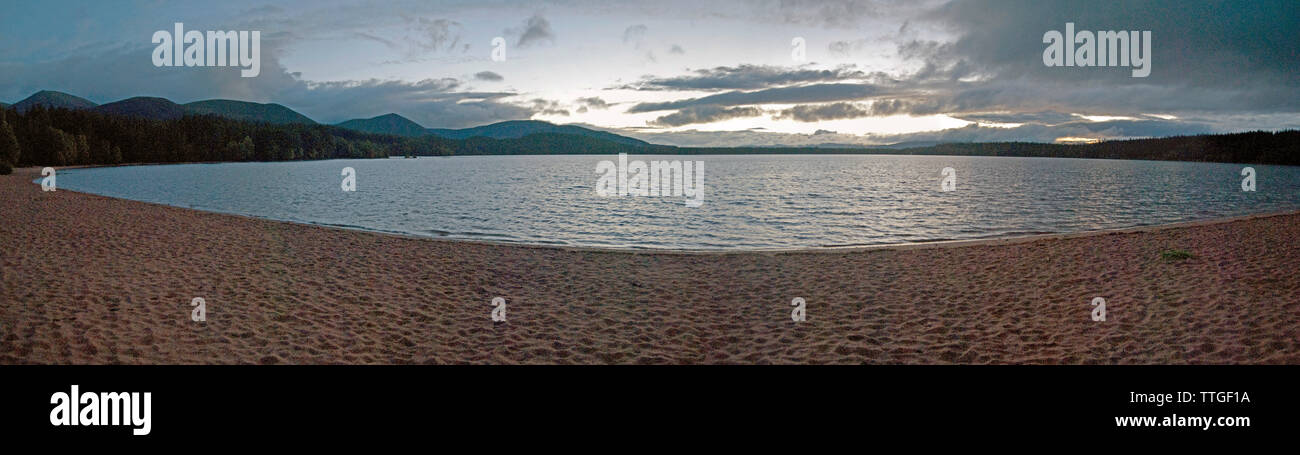 Panorama di Loch Morlich nel Parco Nazionale di Cairngorms Foto Stock