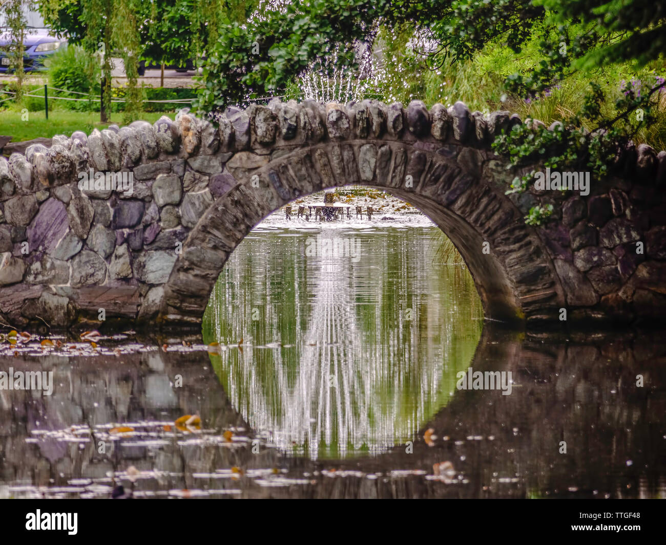 Fontana riflessa sul laghetto sotto la passerella a Queenstown, Nuova Zelanda Foto Stock