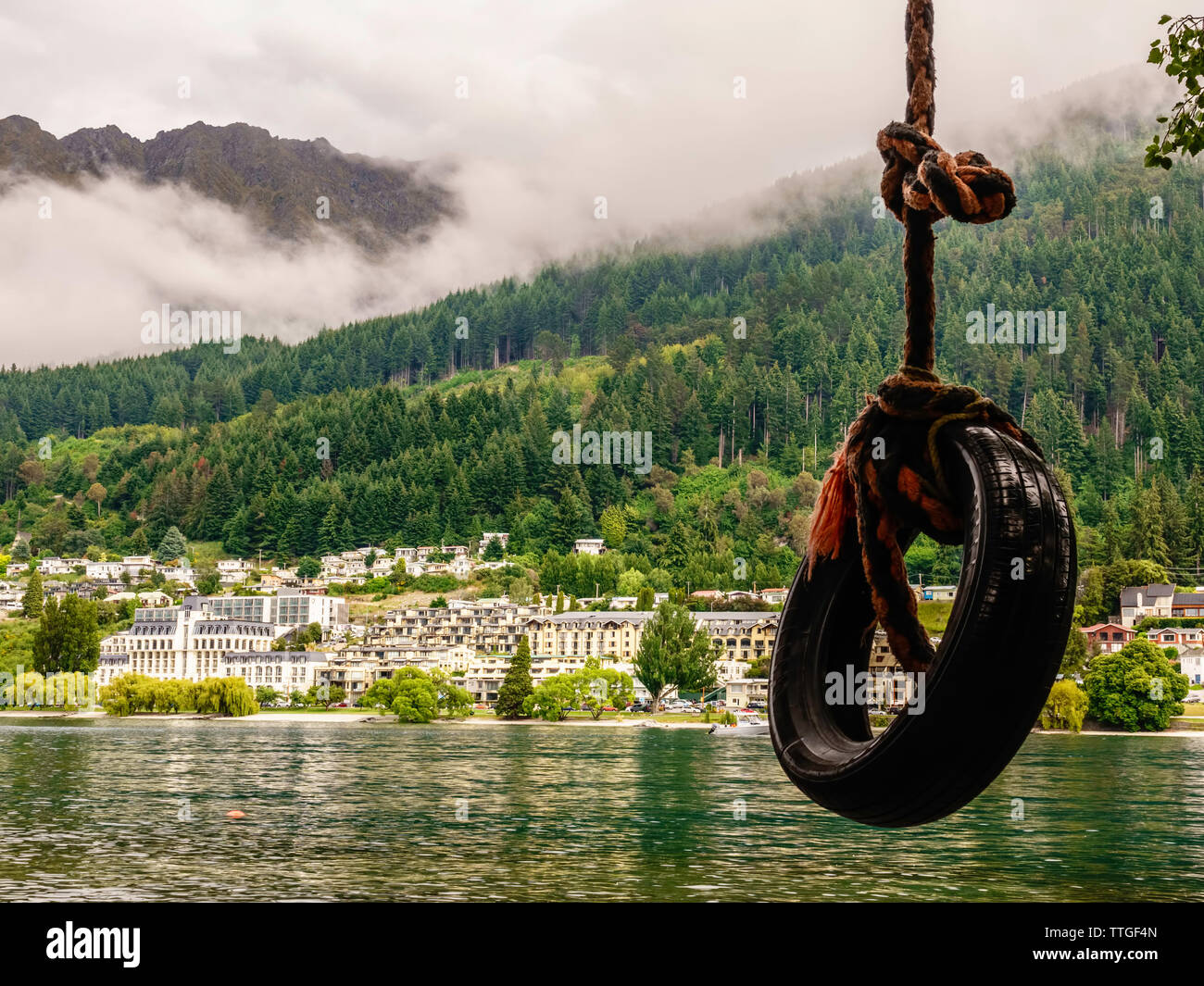 Tire swing con la montagna panoramica vista lago a Queenstown, Nuova Zelanda Foto Stock