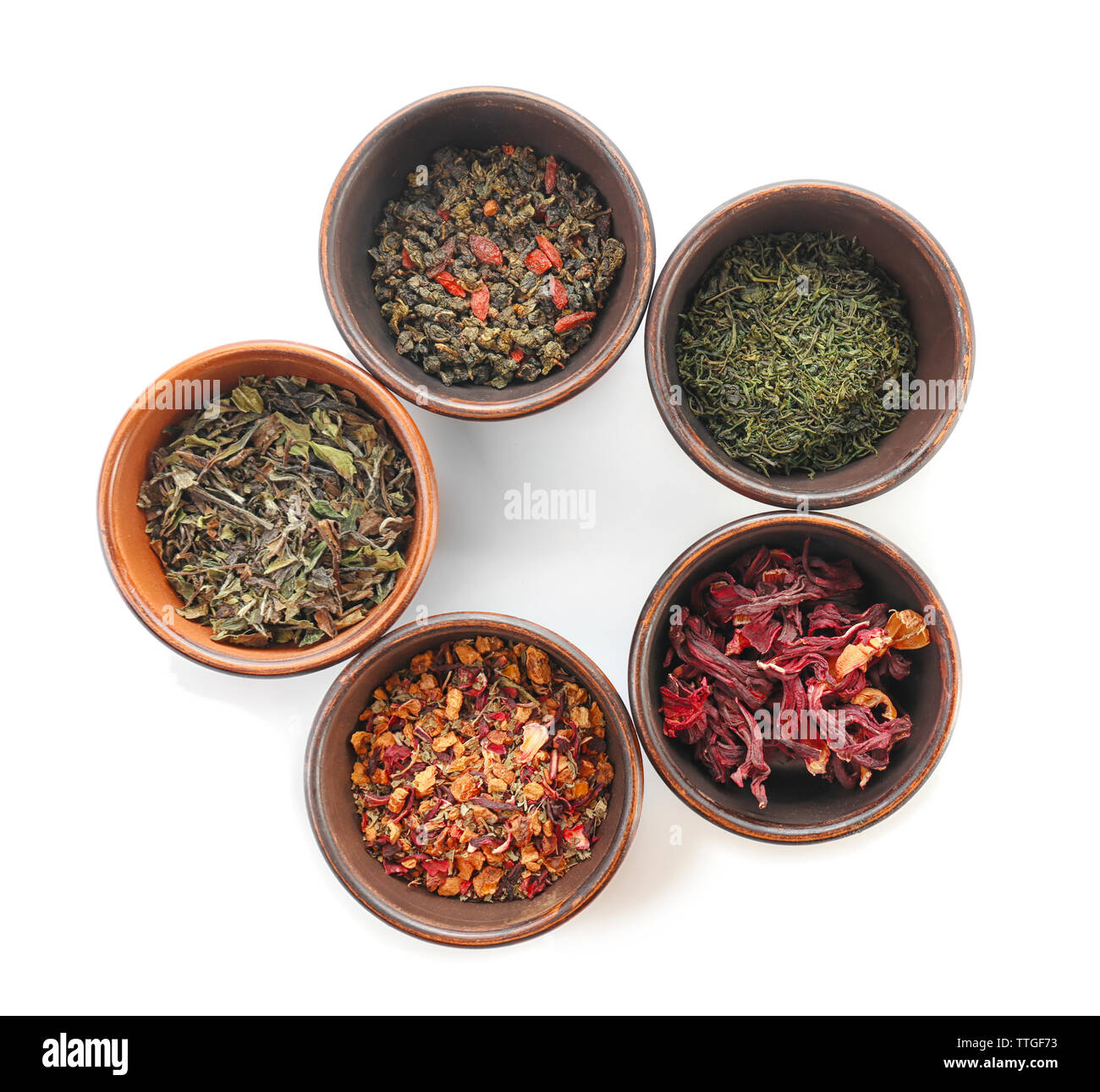 Varietà di tè a secco in vasi isolati su bianco, vista dall'alto Foto Stock