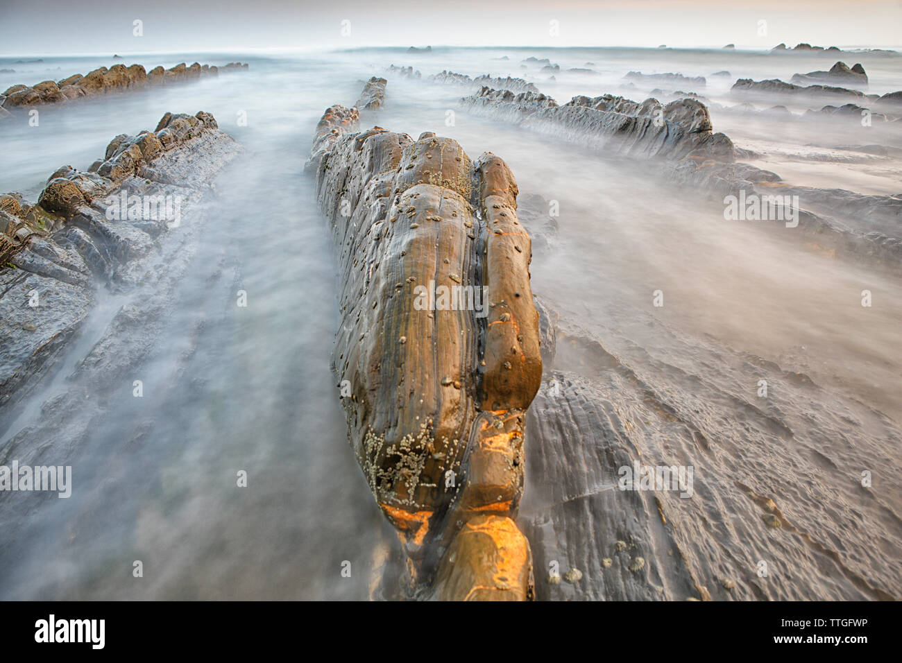 Spiaggia di Barrika in una notte nuvoloso, Paesi Baschi, Spagna. Foto Stock