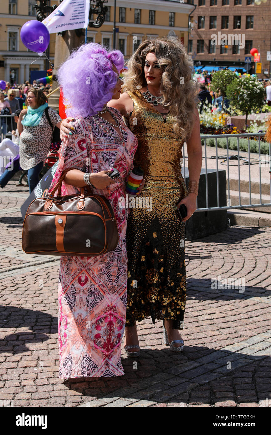 Trascinare regine in posa per le telecamere prima di Helsinki Pride Parade a Helsinki in Finlandia Foto Stock