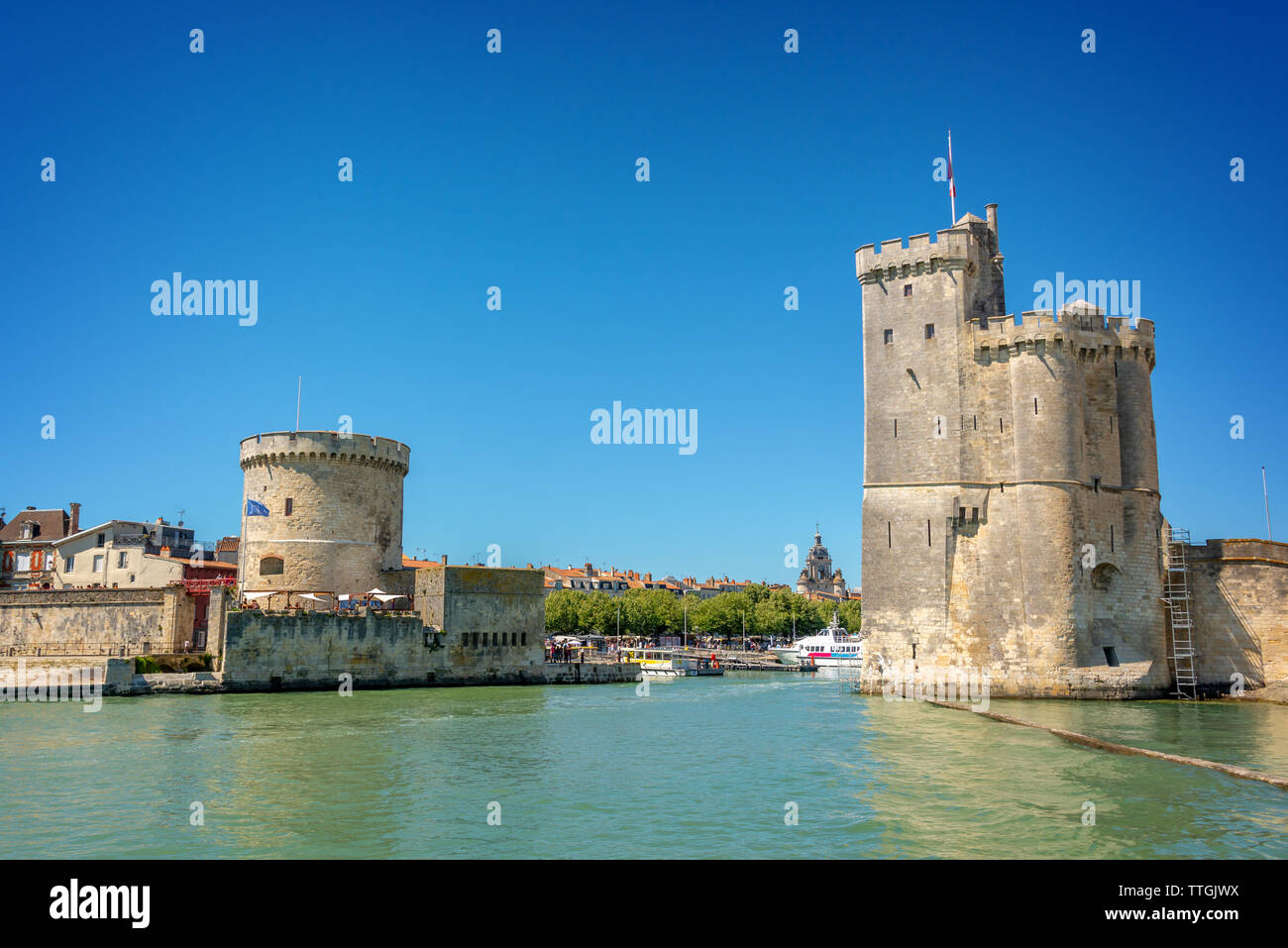Torri medievali all'entrata del porto di La Rochelle, Francia. Vista dal mare Foto Stock