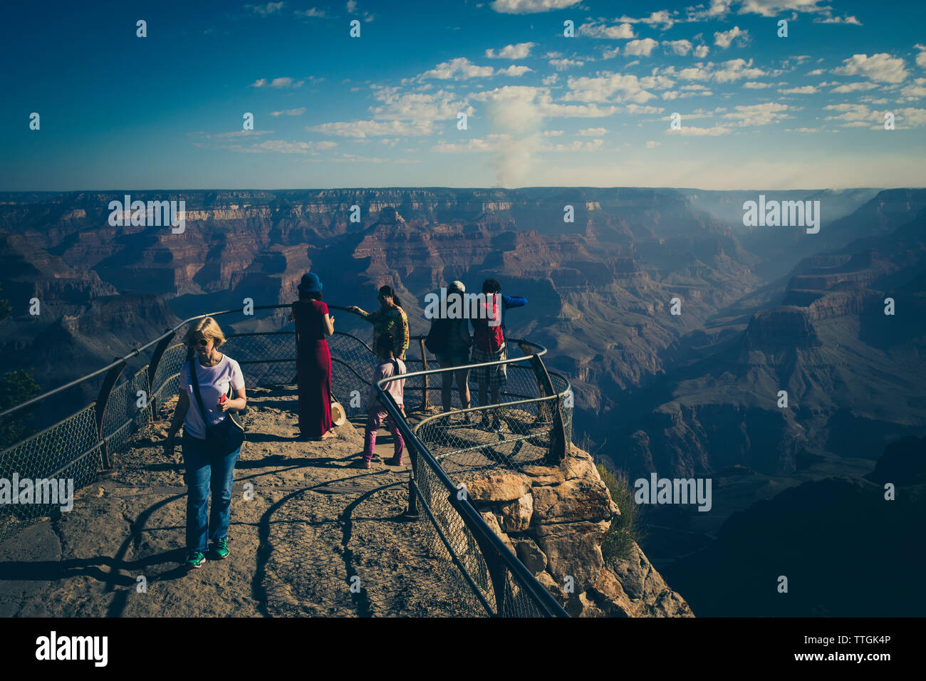 Osservare persone alba nel Grand Canyon con un po' di nebbia. Foto Stock