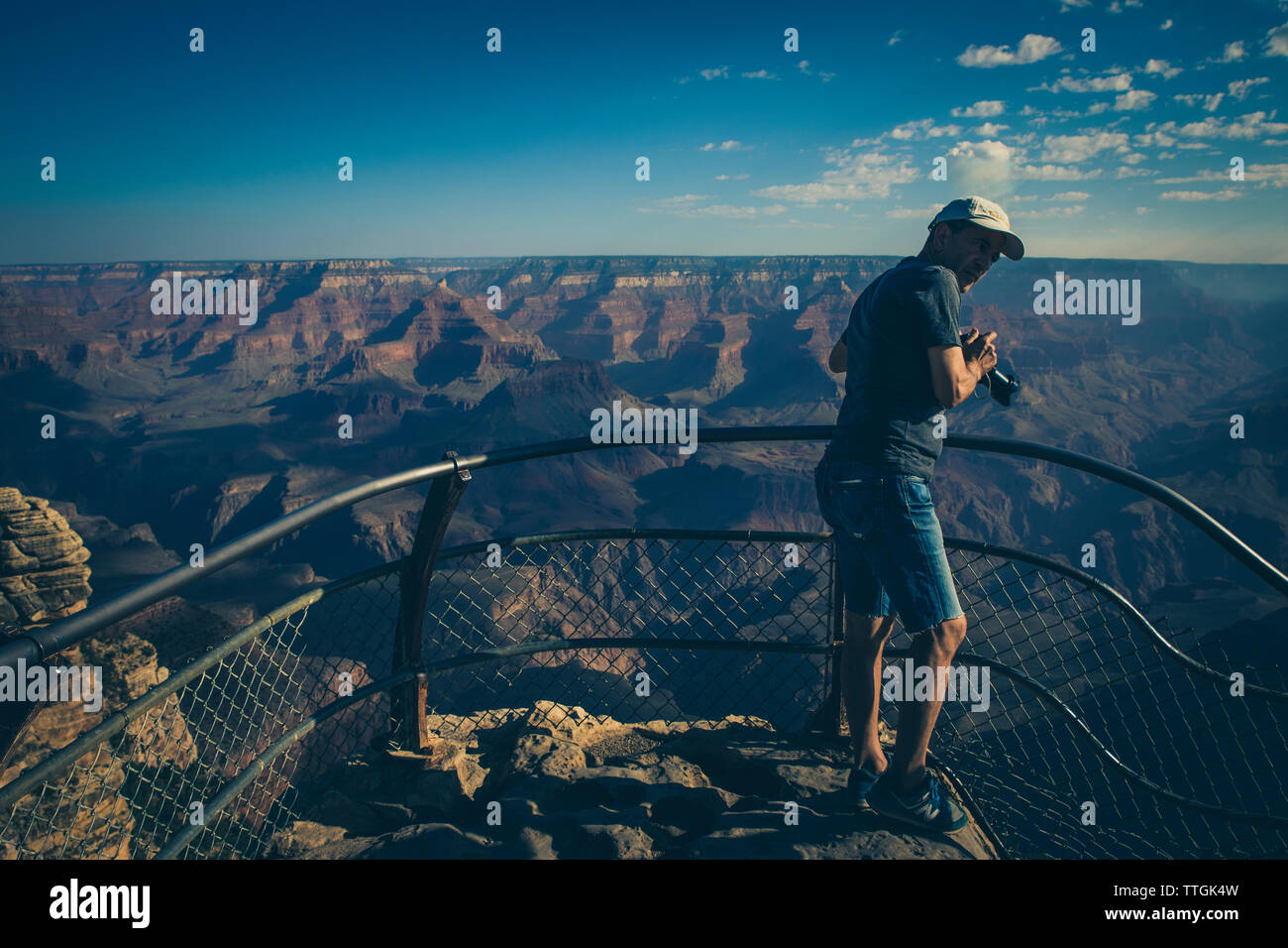 Uomo a fotografare il sunrise nel Grand Canyon Foto Stock