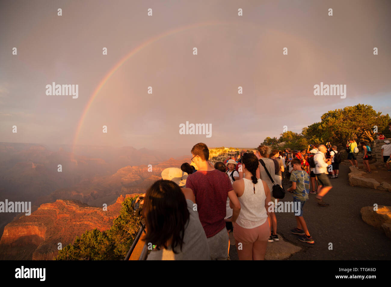La gente di fotografare l'arcobaleno sul Grand Canyon al tramonto. Foto Stock